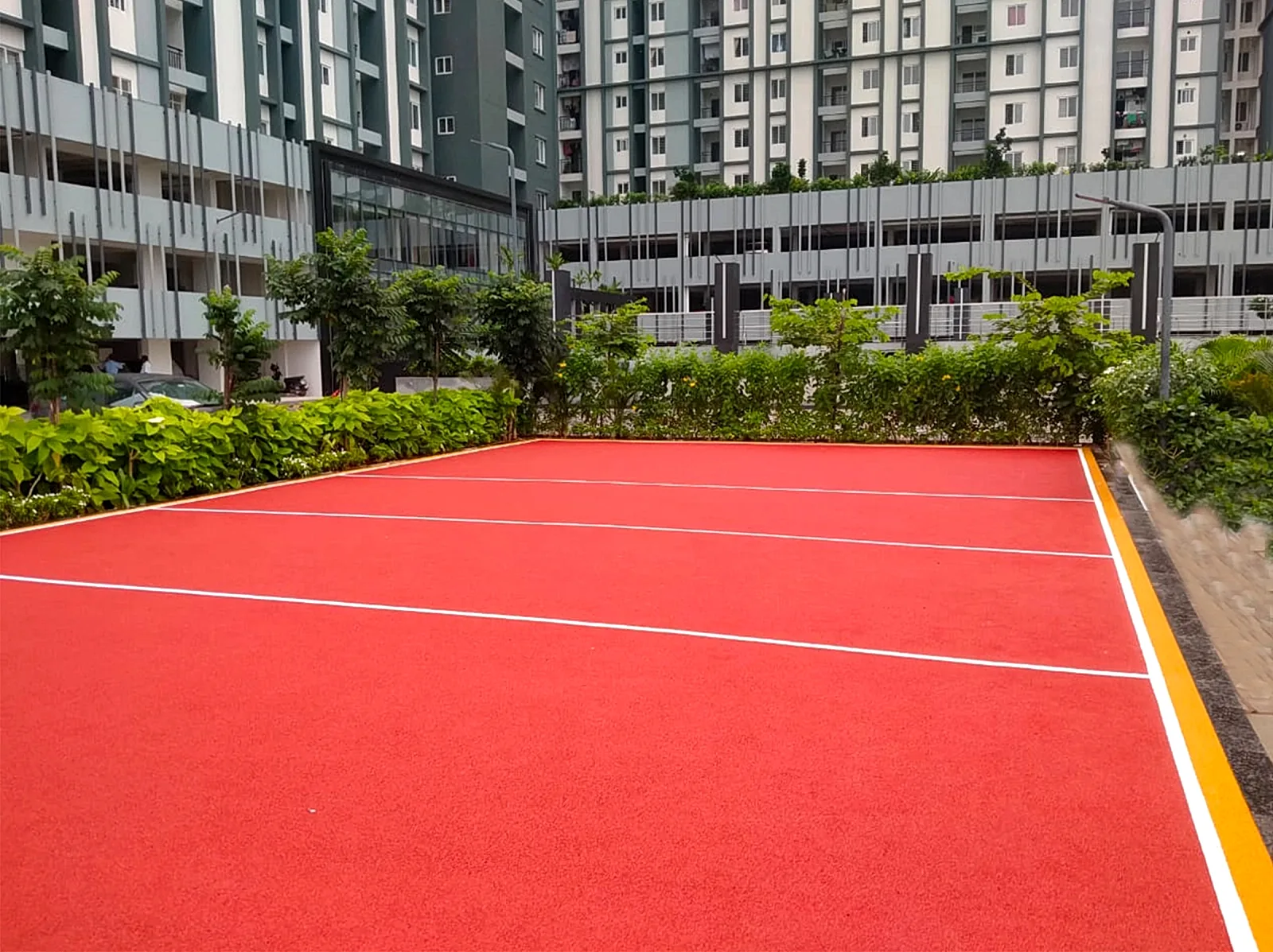 Spray-applied polyurethane court surface with textured finish